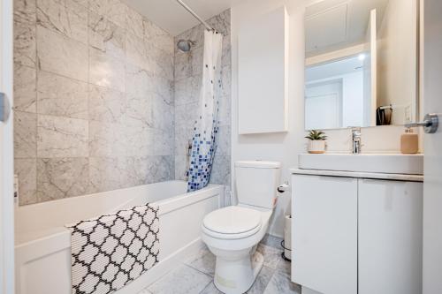 多伦多Downtown Toronto APT的白色的浴室设有卫生间和水槽。