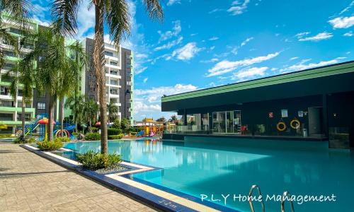 怡保PoolView Waterpark 300Mbps Ipoh Homestay Manhattan Condo 4-7pax 3bedroom Station 18 pengkalan的度假村的游泳池,带游乐场