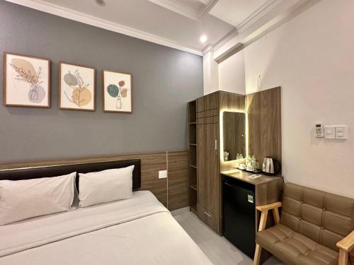 头顿Amora Hotel & Apartment的一间卧室配有床、水槽和镜子