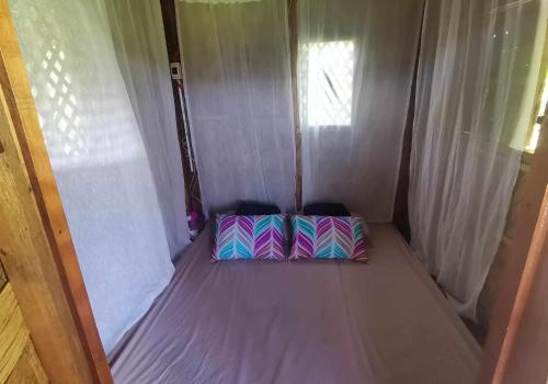 塔奈MIRA AgroPark的帐篷内的一张小床和两个枕头