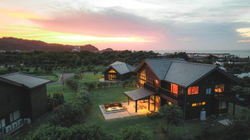 立山町Cairns House by SANA的享有房屋的空中美景和日落美景