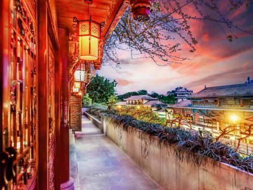 成都汉室酒店(成都锦里武侯祠店)的从大楼欣赏日落时分街道的景色