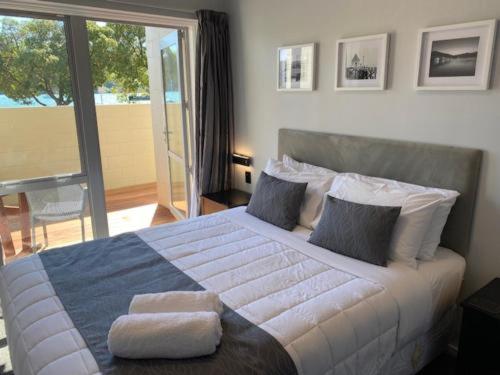阿卡罗阿阿卡罗阿乡村汽车旅馆的一间卧室配有一张大床和两条毛巾