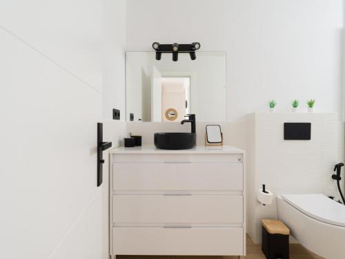 大加那利岛拉斯帕尔马斯Pascal Home By CanariasGetaway的白色的浴室设有水槽和镜子
