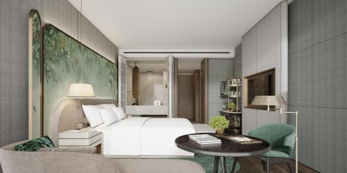 深圳深圳南山香格里拉的卧室配有白色的床和桌椅