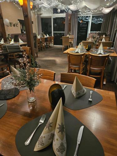 佩尔索奈霍夫酒店的餐桌上的餐巾纸和餐具