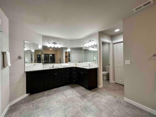 马里斯维尔MV5 - Crystal Villa Main floor w BR的大型浴室设有两个盥洗盆和卫生间。