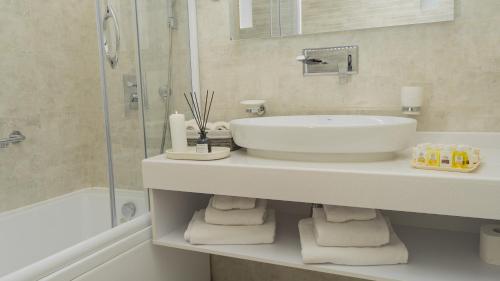 撒马尔罕DiliMah Premium Luxury的白色的浴室设有水槽和淋浴。