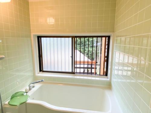 高松Oyado Nagomi - Vacation STAY 29876v的带浴缸的浴室和窗户。
