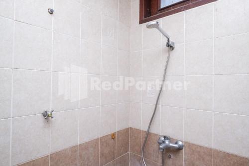 科贾扬Griya Fatima Mitra RedDoorz near UGM的浴室内配有淋浴和头顶淋浴