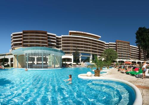 阿尔贝纳火烈鸟超豪华酒店及Spa的在酒店前的游泳池里的人