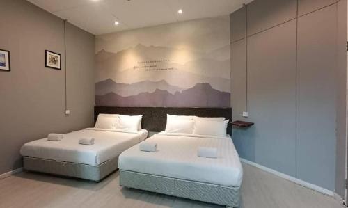 昆达桑Jabez Resort Kundasang的一间卧室配有两张床和一张沙发。