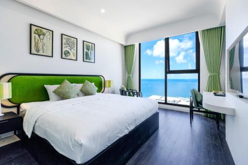 富国Rosie Hillside Seaview Phu Quoc Apartment的一间卧室设有一张大床和一个大窗户