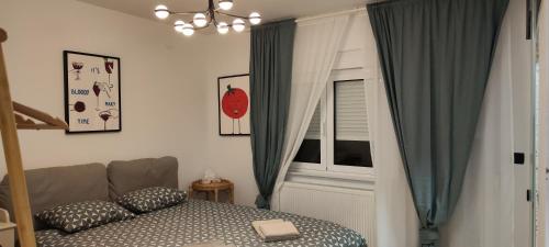 萨格勒布POMODORO ROOMS的一间卧室设有一张床和一个窗口