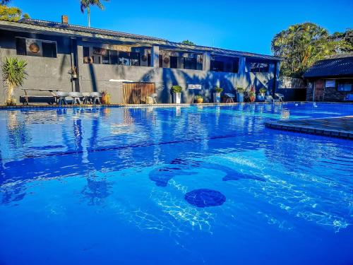 圣卢西亚14 Manzini Chalets -Flamingo Cove的一座房子前面的蓝色海水游泳池