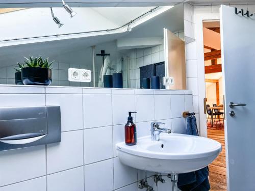 基姆湖畔普林Loft-Wohnung im Herzen von Prien - 100m2 - SmartTV的白色的浴室设有水槽和镜子