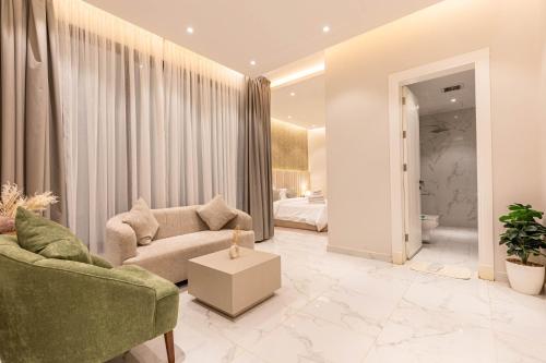 利雅德Amber Hospitality - Al Qairawan的客厅配有沙发和1张床
