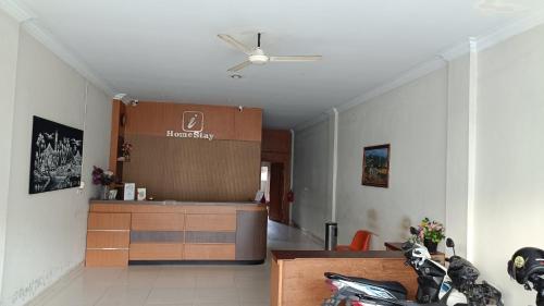 北干巴鲁IHomestay Pekanbaru的客厅设有带吊扇的厨房