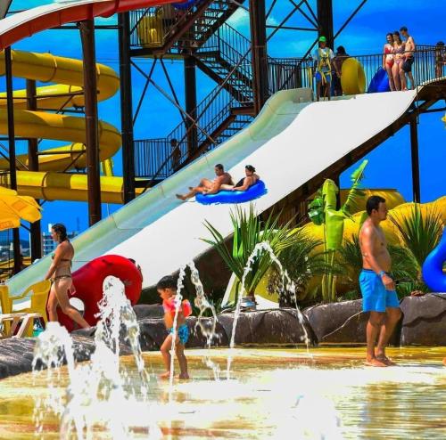 巴雷图斯Barretos Thermas Resort的一群人在水上公园玩耍