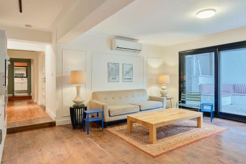 开罗Designer Baron Palace 4BR Garden Duplex的客厅配有沙发和桌子