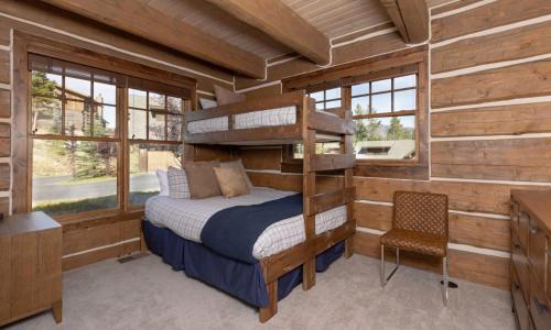 大天空市Powder Ridge Cabin Oglala 2B的小木屋内一间卧室(带双层床)
