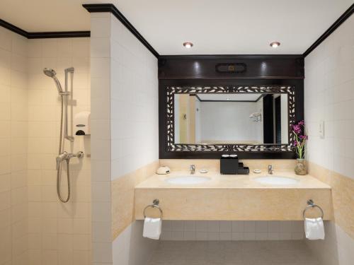 拉古洼娜湾假日酒店的浴室设有2个水槽和镜子