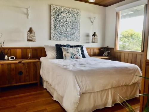 格林斯海滩Sandy Toes的一间卧室设有一张大床和一个窗户。