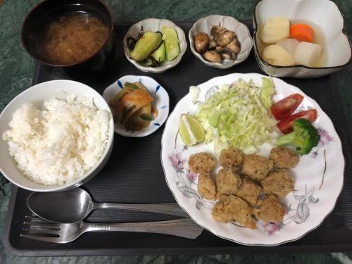 菩提伽耶Momotaro House的盘子,盘子上放着一盘米饭和蔬菜