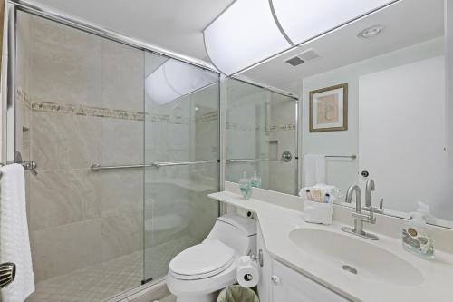 马可岛Sunset House North 507的带淋浴、卫生间和盥洗盆的浴室