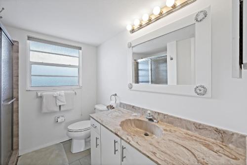 马可岛Sands of Marco C-202的一间带水槽、卫生间和镜子的浴室