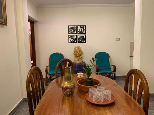 瓦尔卡拉Surendram Villa的一间带木桌和椅子的用餐室