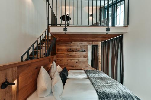 加尔米施-帕滕基兴ZSAM Chalets mit Sauna und Hottub的一间卧室配有一张带木制床头板的床