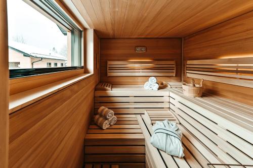 加尔米施-帕滕基兴ZSAM Chalets mit Sauna und Hottub的一间带木墙和窗户的桑拿浴室