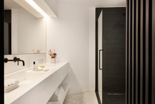 尼科西亚MAP Boutique Hotel的白色的浴室设有水槽和淋浴。