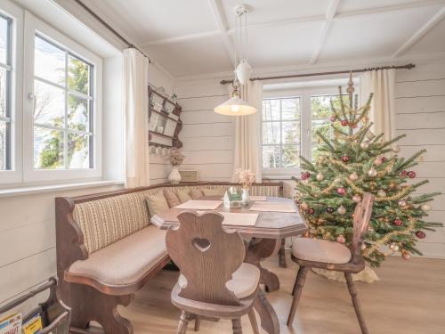 巴德哥依斯恩Strickerl的一间设有桌子和圣诞树的用餐室