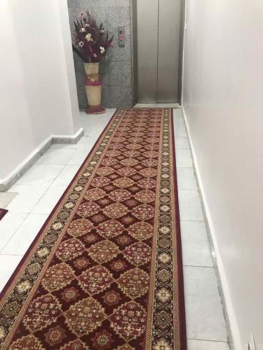 Bordj el KiffanHOTEL IKRAM的走廊上铺着地毯的走廊