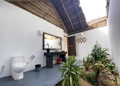 阿贡达The Coast Beach Resort的一间带卫生间和水槽的浴室
