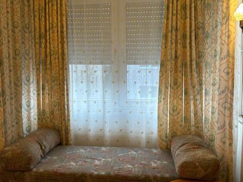 美因河畔法兰克福WestEnd#201的窗前的沙发,窗帘