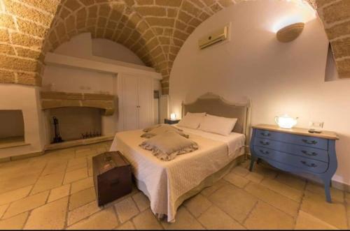 加利波利Borgo Rosso Terra的一间卧室配有一张床和一个梳妆台