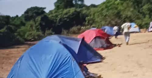 JunnarTent City Resort Malshej Ghat Hill Station的沙滩上的一组帐篷