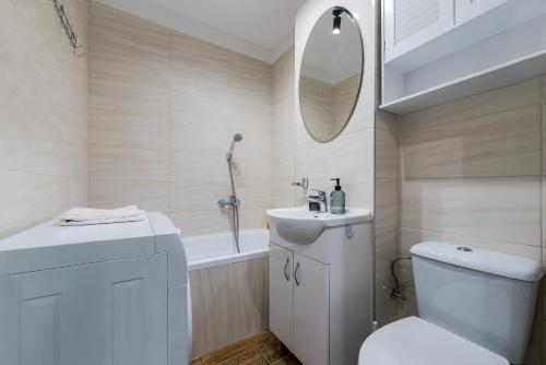 华沙RentPlanet - Apartament Syreny的浴室配有卫生间、盥洗盆和浴缸。