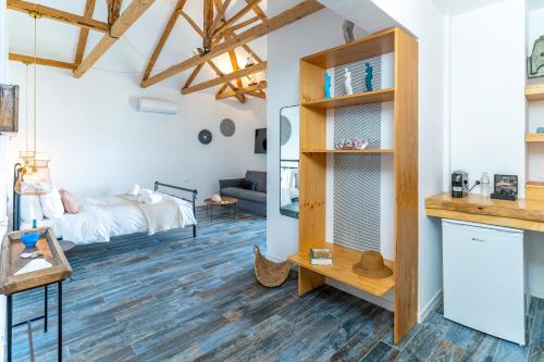 奈德里Islands View的一间带一张床的客厅和一间带木地板的房间