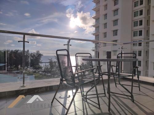 米里Bay Resort by Evernent的大楼内的阳台配有桌椅