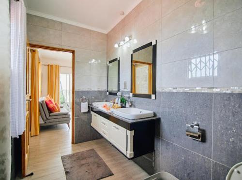 维多利亚360 Degrees Villa的一间带水槽和镜子的浴室