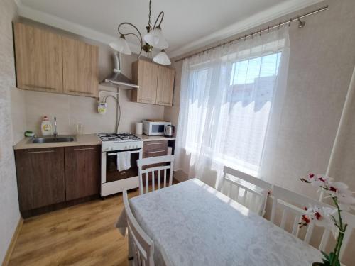 里加Riga City 2 Bedroom Lux Apartments的厨房配有桌子和炉灶。 顶部烤箱