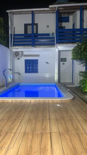 伊塔帕里卡岛维拉克鲁兹Céu azul的铺有木地板的游泳池和蓝色的游泳池