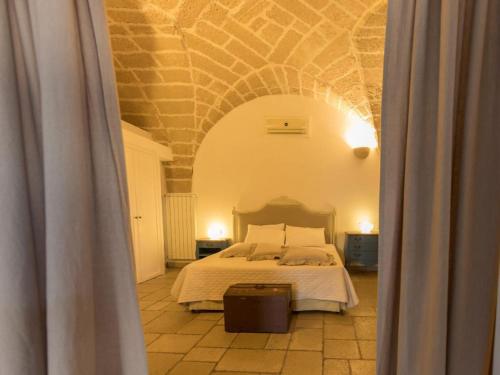 加利波利Borgo Rosso Terra的一间卧室设有一张石质天花板床。