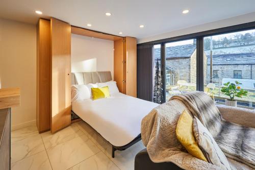 霍姆弗斯Host & Stay - Pâl Lodge的一间卧室设有一张床和一个大窗户