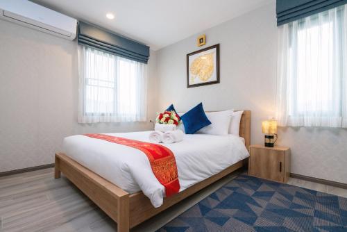 奈扬海滩The Residence @ Naiyang Beach by EHM的一间卧室配有一张大床,上面有两只泰迪熊