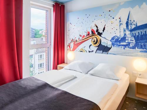 美因茨美因茨酒店-Hbf的一间卧室设有一张床和一个大窗户